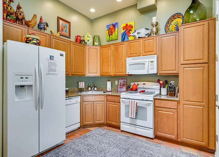Sunny Adobe Retreat W/ Hot Tub & Mtn Views! Holiday home Tubac