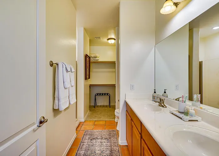 Sunny Adobe Retreat W/ Hot Tub & Mtn Views!